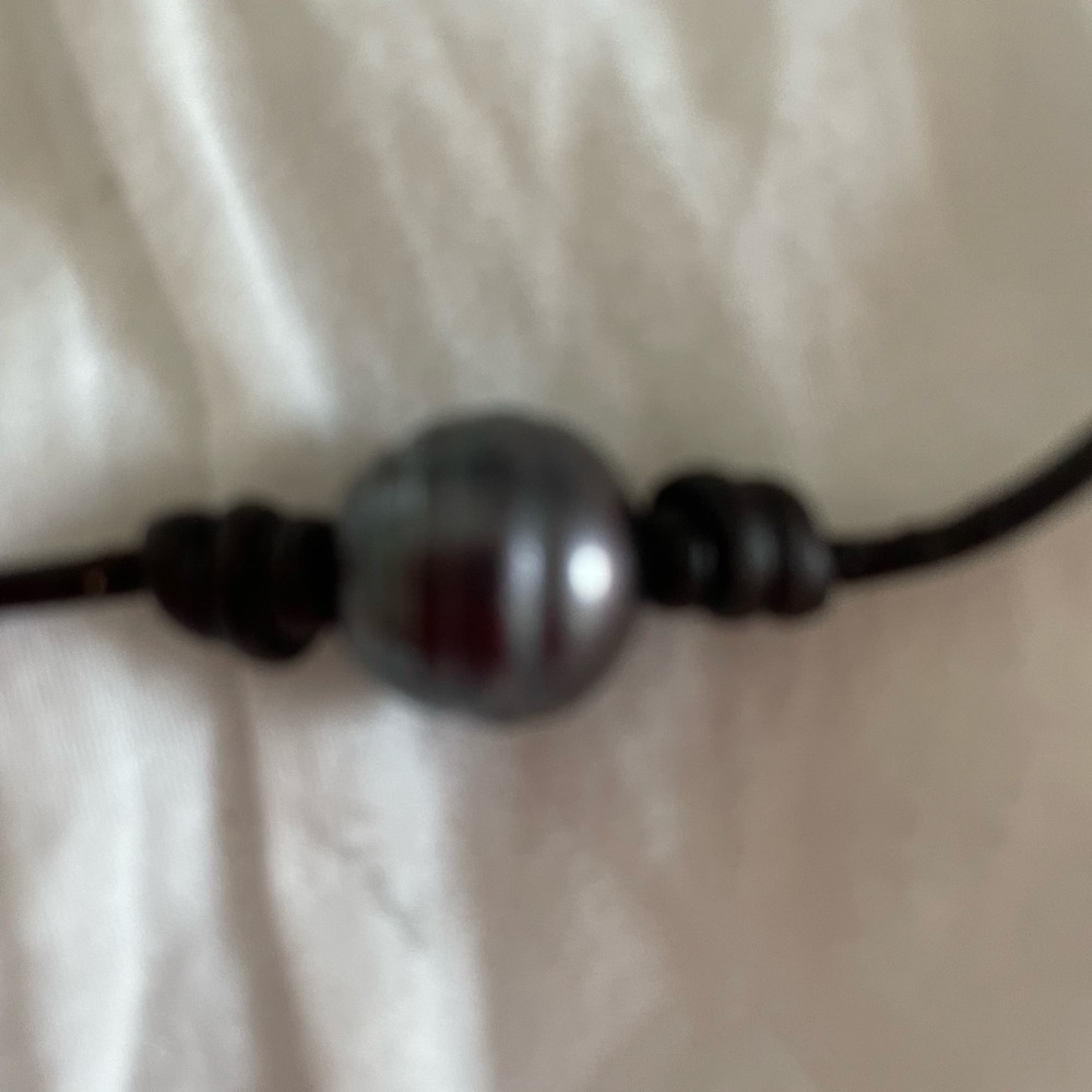 Black pearl necklace in black leather. Never worn